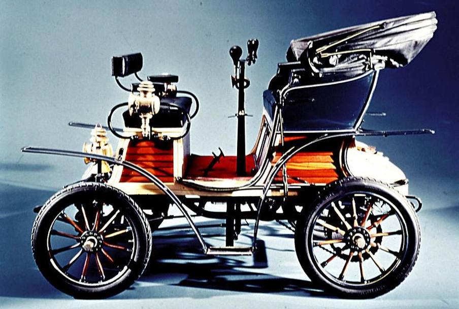 L’11 luglio 1899 viene costituita la Fabbrica Italiana Automobili Torino, la neonata societ acquista il progetto di una vettura, la Welleyes. Da quel brevetto nasce un calessino motorizzato che prende il nome di Fiat 3 Hp. Nel 1900 viene inaugurato il primo stabilimento a Corso Dante. (Foto Archivio storico Fiat)